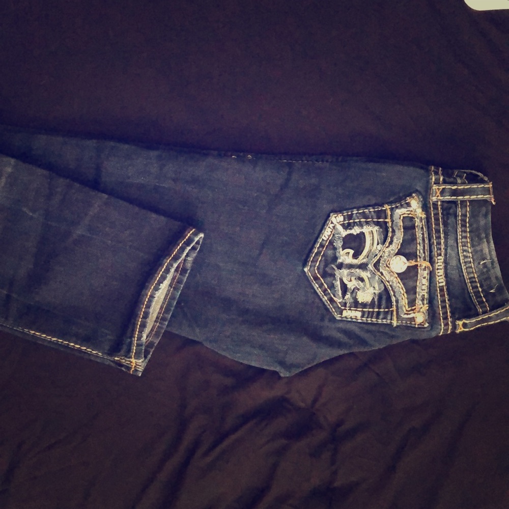 Rock Revival Straight Cut Jean!